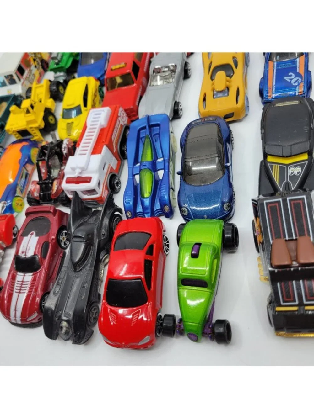 Huge Lot of 40 Vintage to Now Hot Wheels & Matchbox Diecast 1:64 Cars - HW015